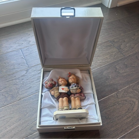 HUMMEL Goebel 50 Yr Jubilee The Love Lives On. Original Box. - Picture 5 of 8